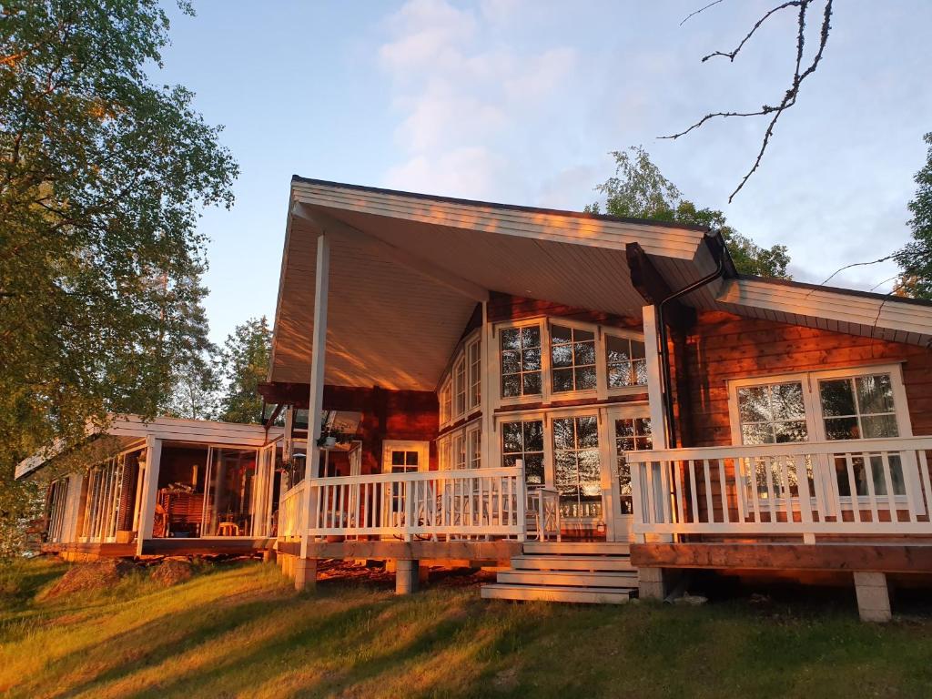 VictoriaCourt Lakeside Villa - Housity