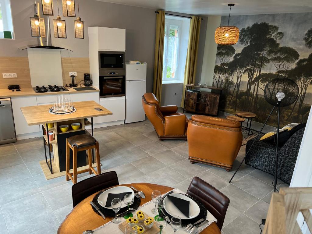 cocina y sala de estar con mesa y sillas en ker pincé, en Le Vivier-sur-Mer