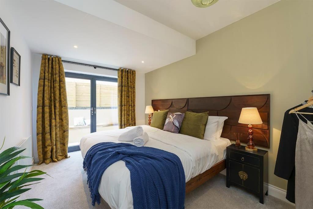 sypialnia z dużym łóżkiem i oknem w obiekcie Lilyturf - 2 Bedroom Luxury Apartment by Mint Stays w Bristolu