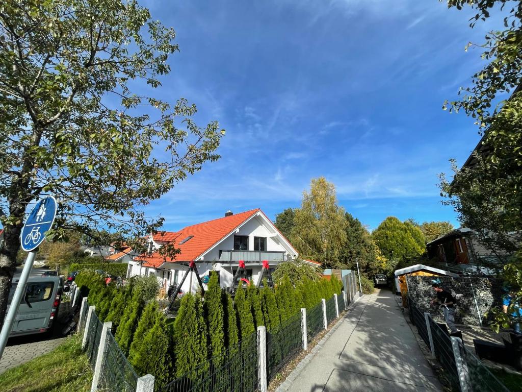 uma casa com uma cerca ao lado de uma rua em Ferienwohnung Ludwigshöhe em Kempten