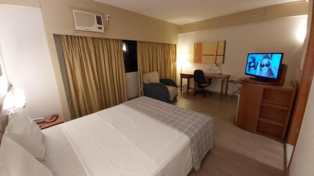 Habitación de hotel con cama y TV en Ibirapuera Borges Lagoa c/ garagem UH1009 en São Paulo