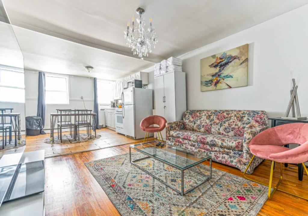 sala de estar con sofá y mesa en Beautiful 3BR 1BA Apartment in Kips Bay, en Nueva York
