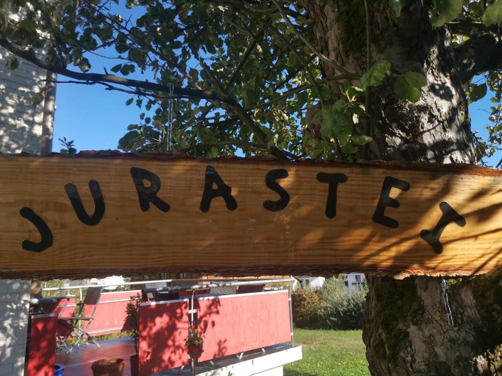 Ein Schild auf einem Baum, auf dem steht: in der Unterkunft Jurastei 16 in Wiedlisbach