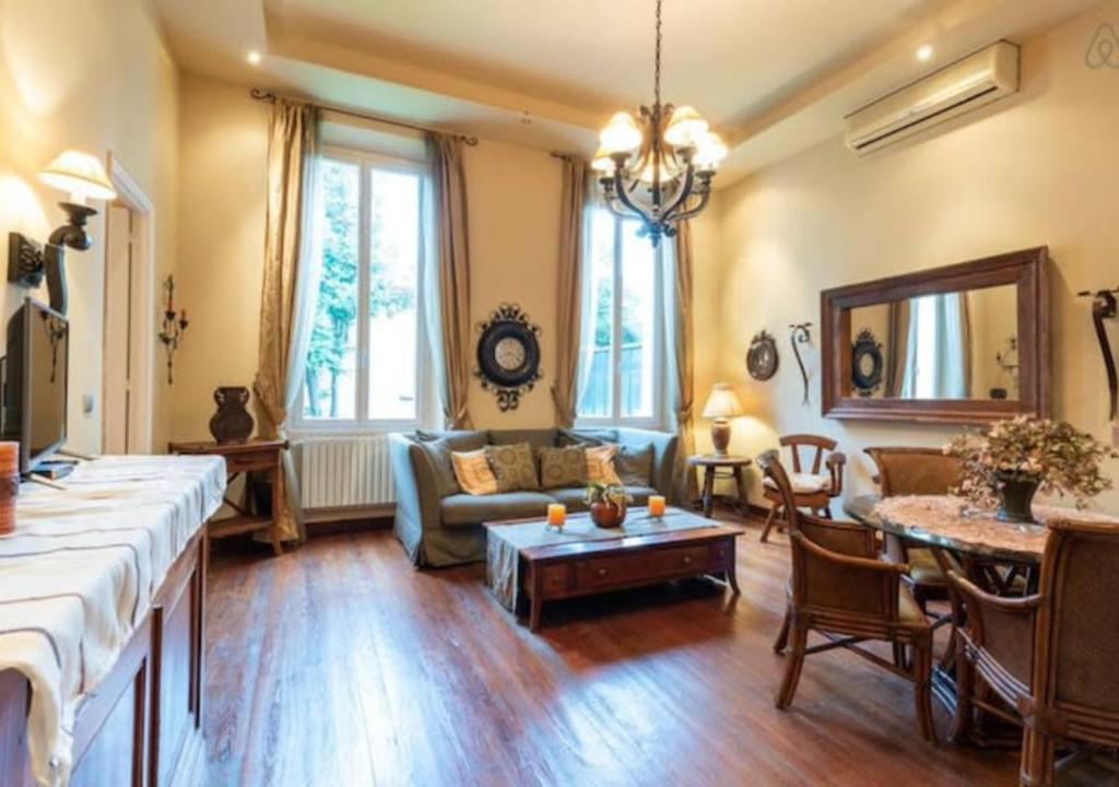 ein Wohnzimmer mit einem Sofa und einem Tisch in der Unterkunft Gorgeous spacious flat for 4p, 5mins to beach in Cannes