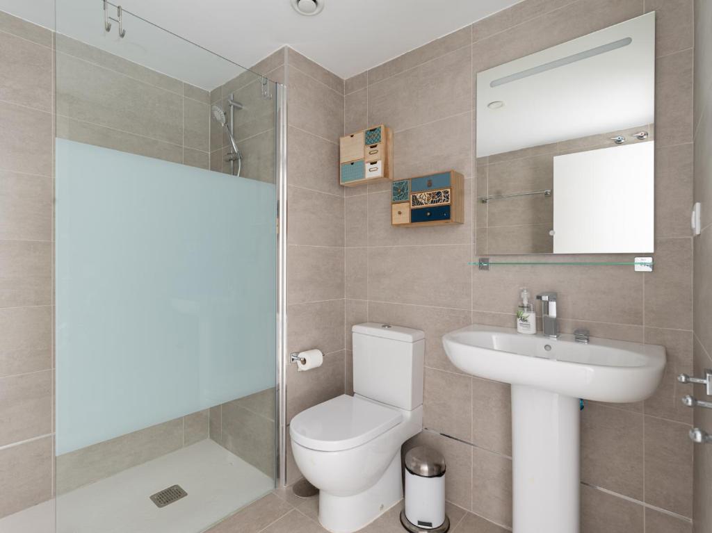 A bathroom at Leyre Mar Canteras by Canariasgetaway