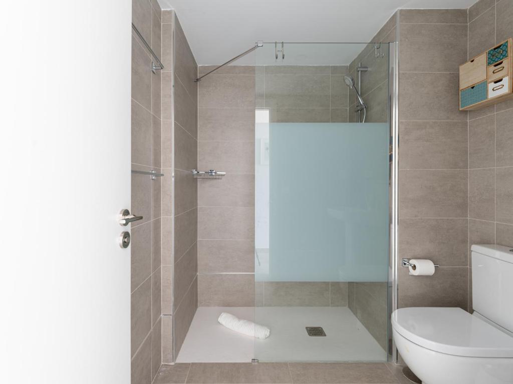 A bathroom at Leyre Mar Canteras by Canariasgetaway