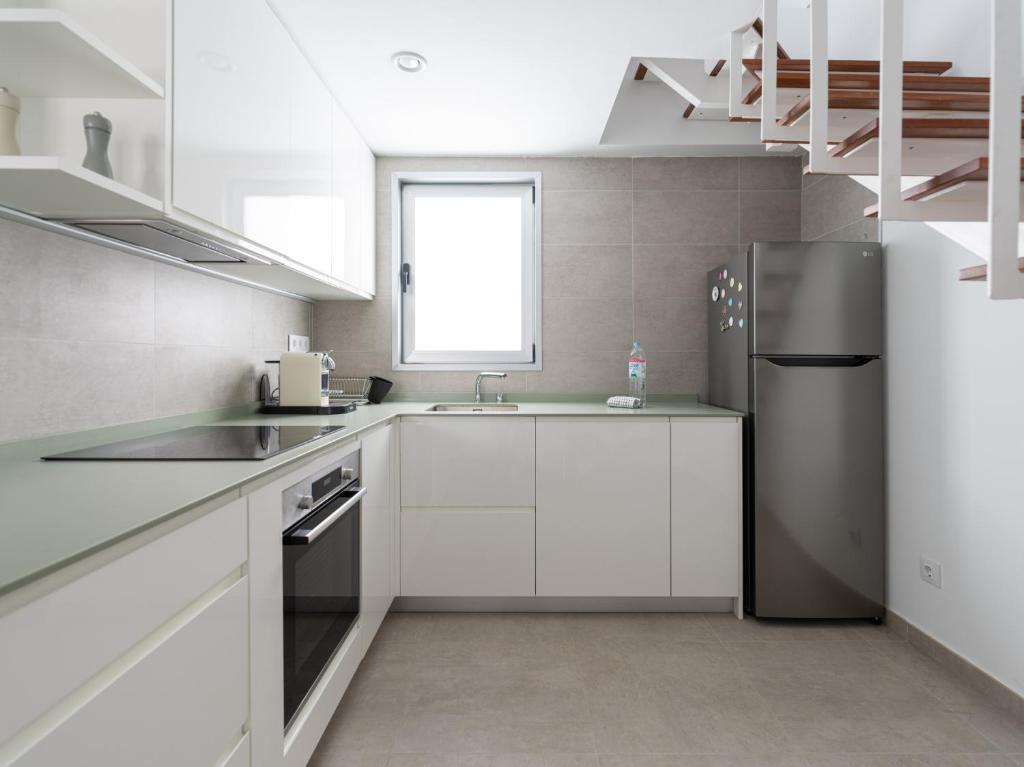 A kitchen or kitchenette at Leyre Mar Canteras by Canariasgetaway
