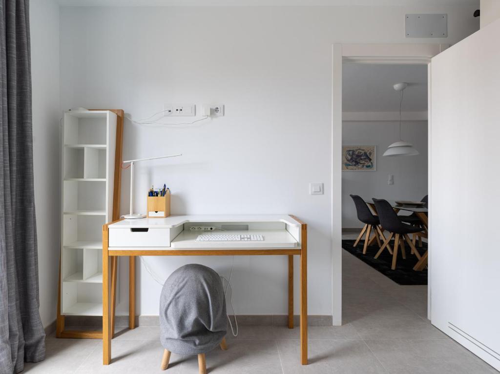A bed or beds in a room at Leyre Mar Canteras by Canariasgetaway