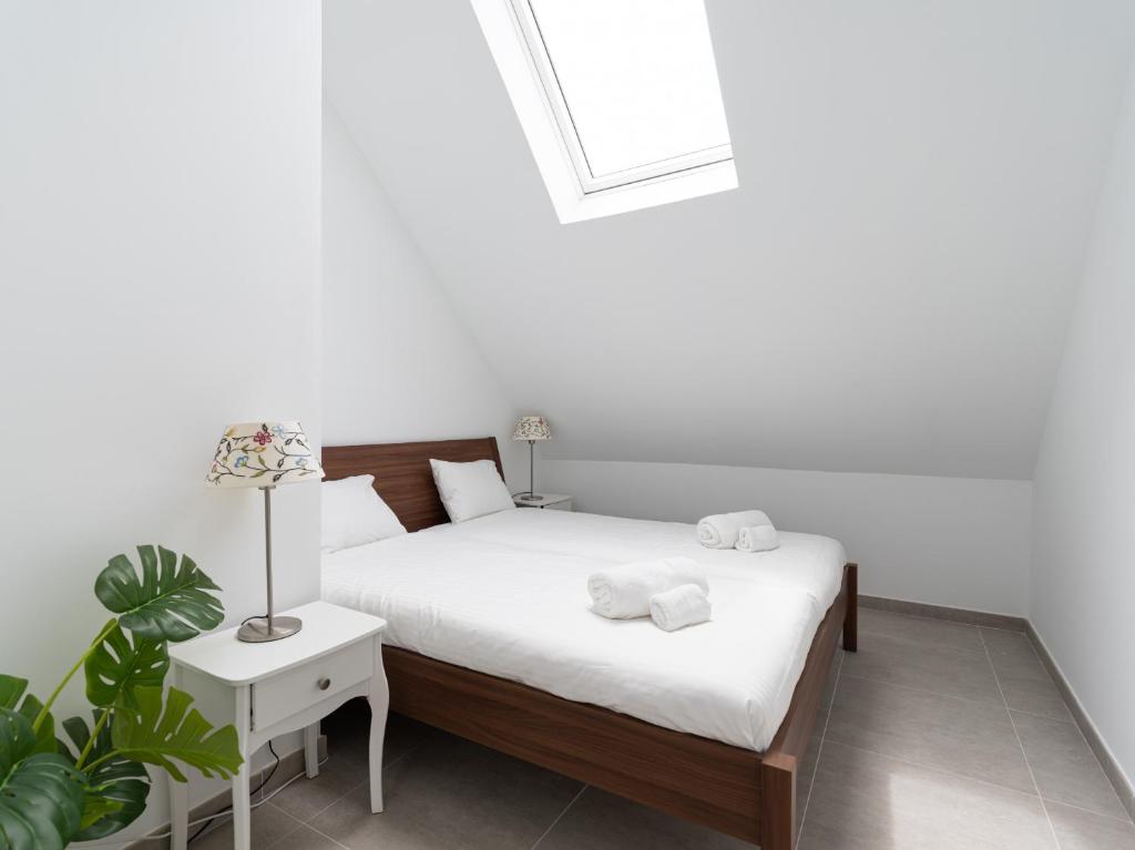 A bed or beds in a room at Leyre Mar Canteras by Canariasgetaway