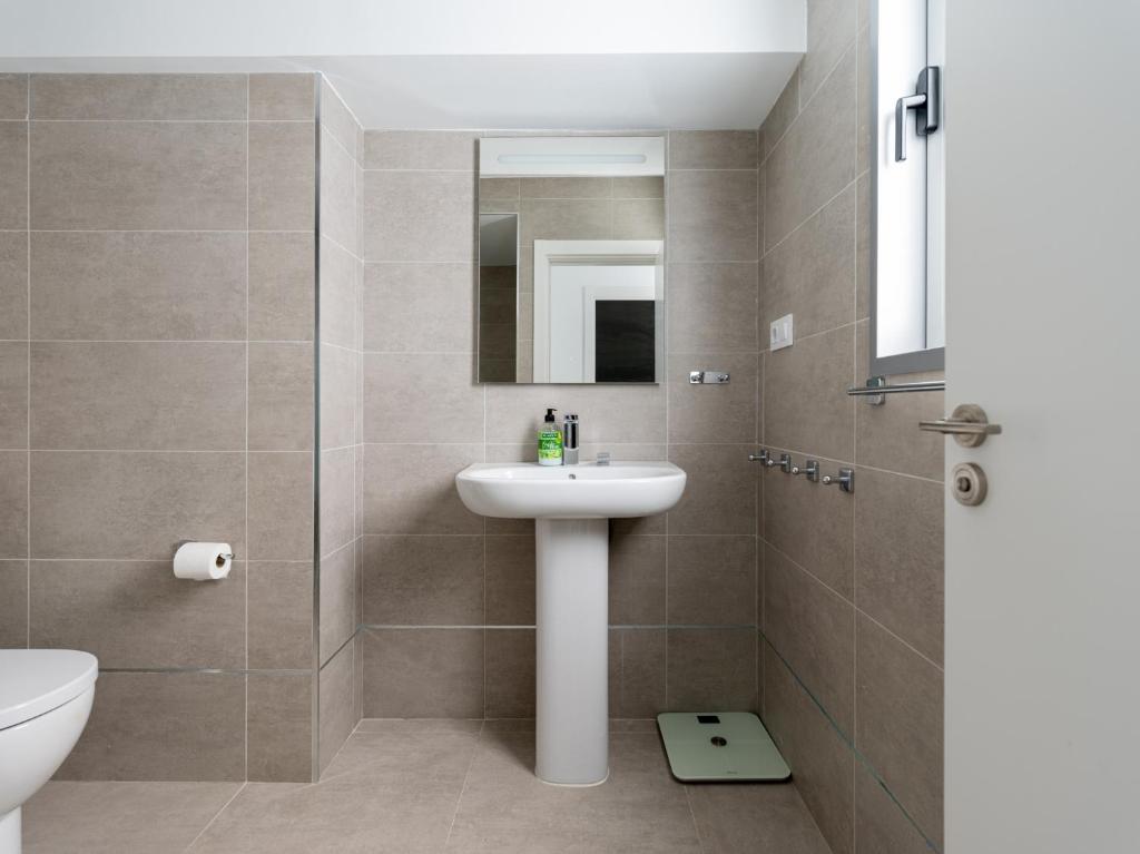 A bathroom at Leyre Mar Canteras by Canariasgetaway