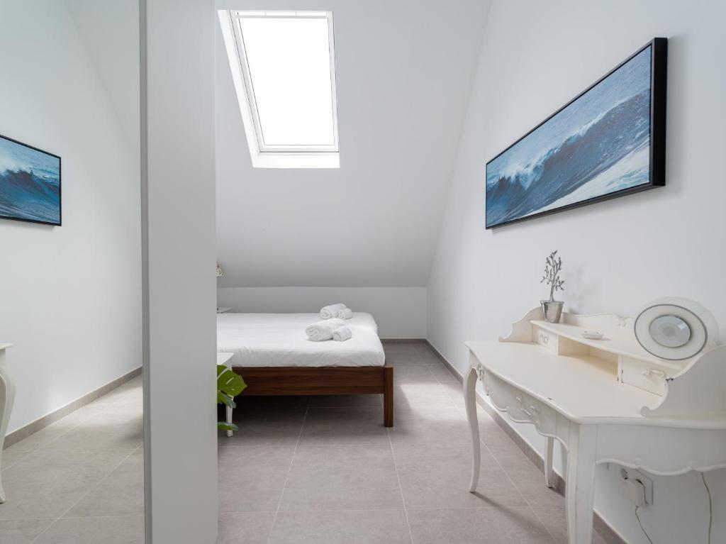 A bed or beds in a room at Leyre Mar Canteras by Canariasgetaway