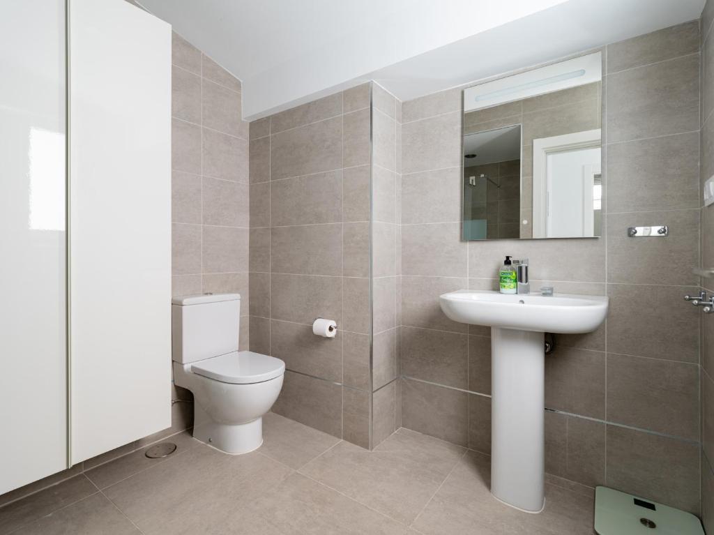 A bathroom at Leyre Mar Canteras by Canariasgetaway