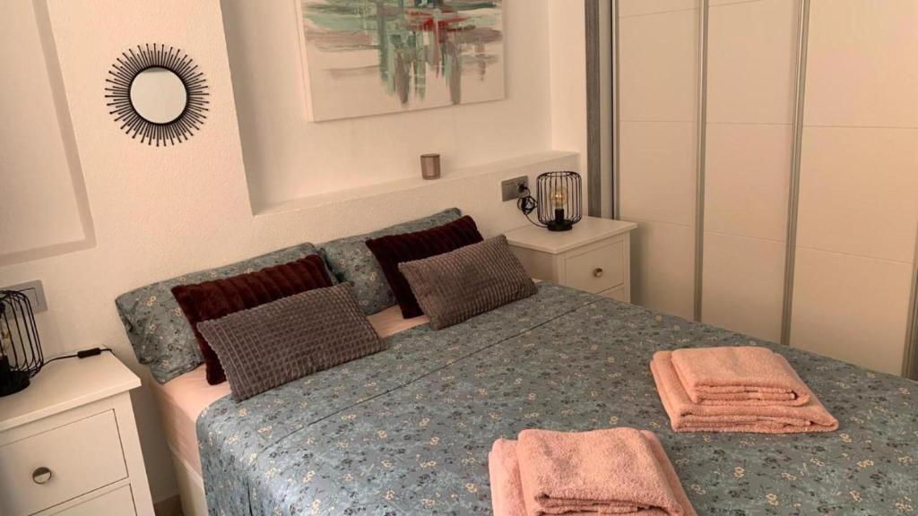 A bed or beds in a room at Beachside Apartment - Sleeps 3 Balcony & Parking