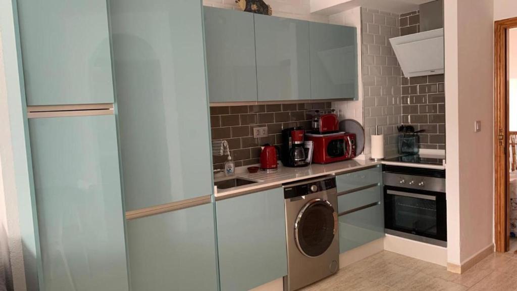 A kitchen or kitchenette at Beachside Apartment - Sleeps 3 Balcony & Parking