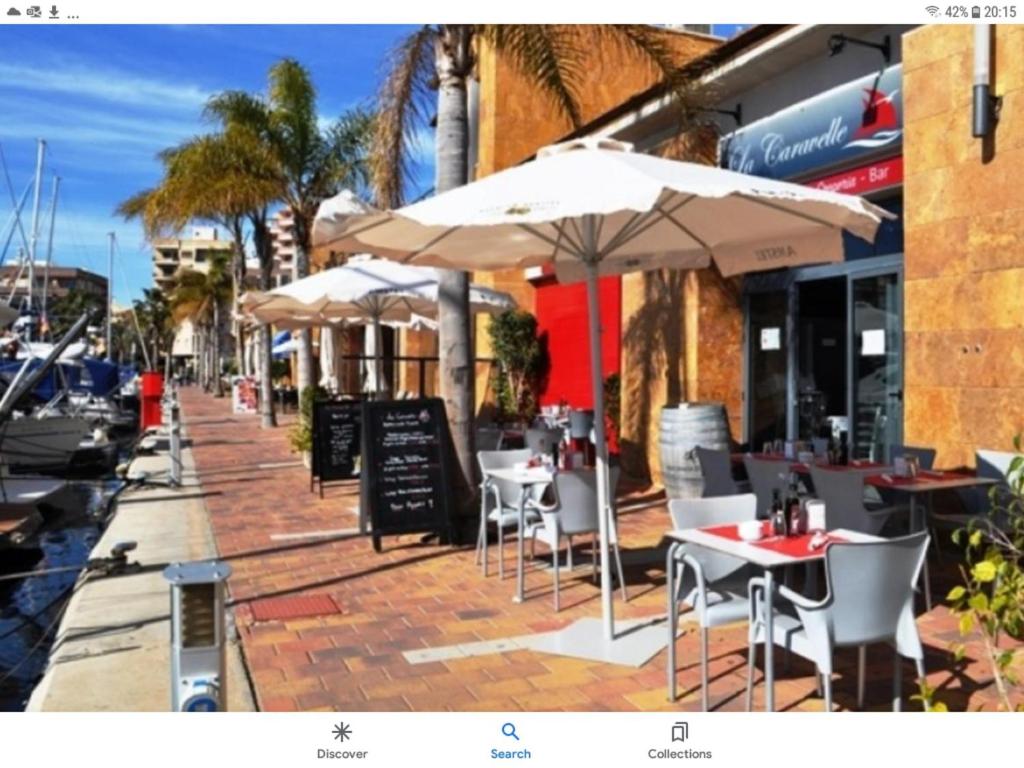 A restaurant or other place to eat at Beachside Apartment - Sleeps 3 Balcony & Parking