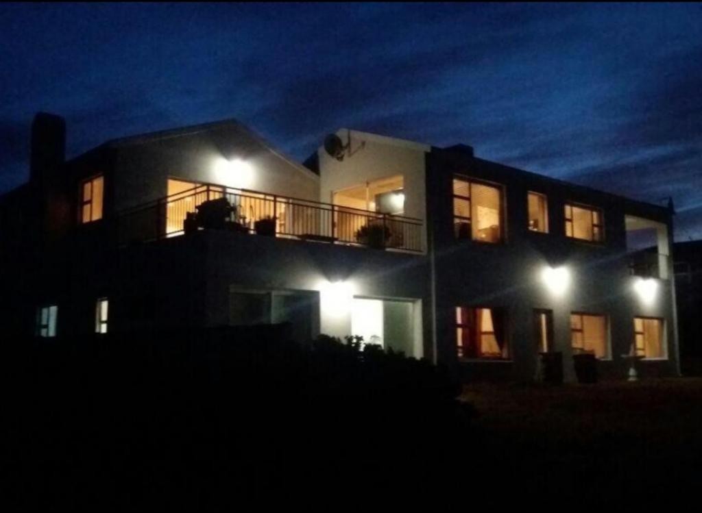 ein großes Haus mit nachts eingeschaltetem Licht in der Unterkunft Lieflappie❤ in Stilbaai