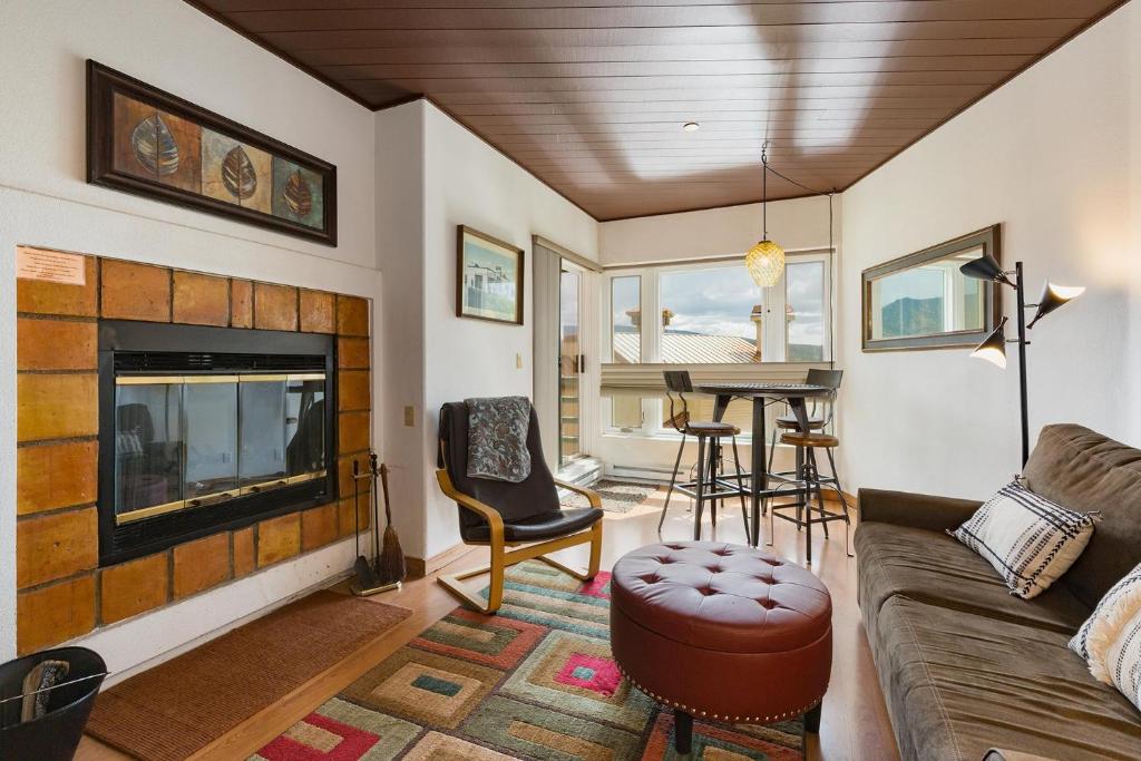 ein Wohnzimmer mit Couch und Kamin in der Unterkunft Eolus 526 in Durango Mountain Resort