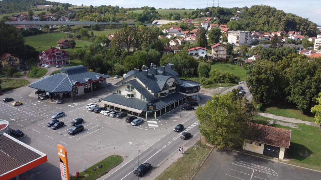 an aerial view of a building with a parking lot at Hotel Laktaši in Laktaši