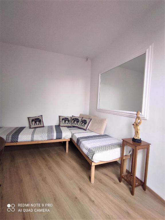 Łóżko lub łóżka w pokoju w obiekcie ATTICO RUCELLAI CON TERRAZZA SUPER VISTA