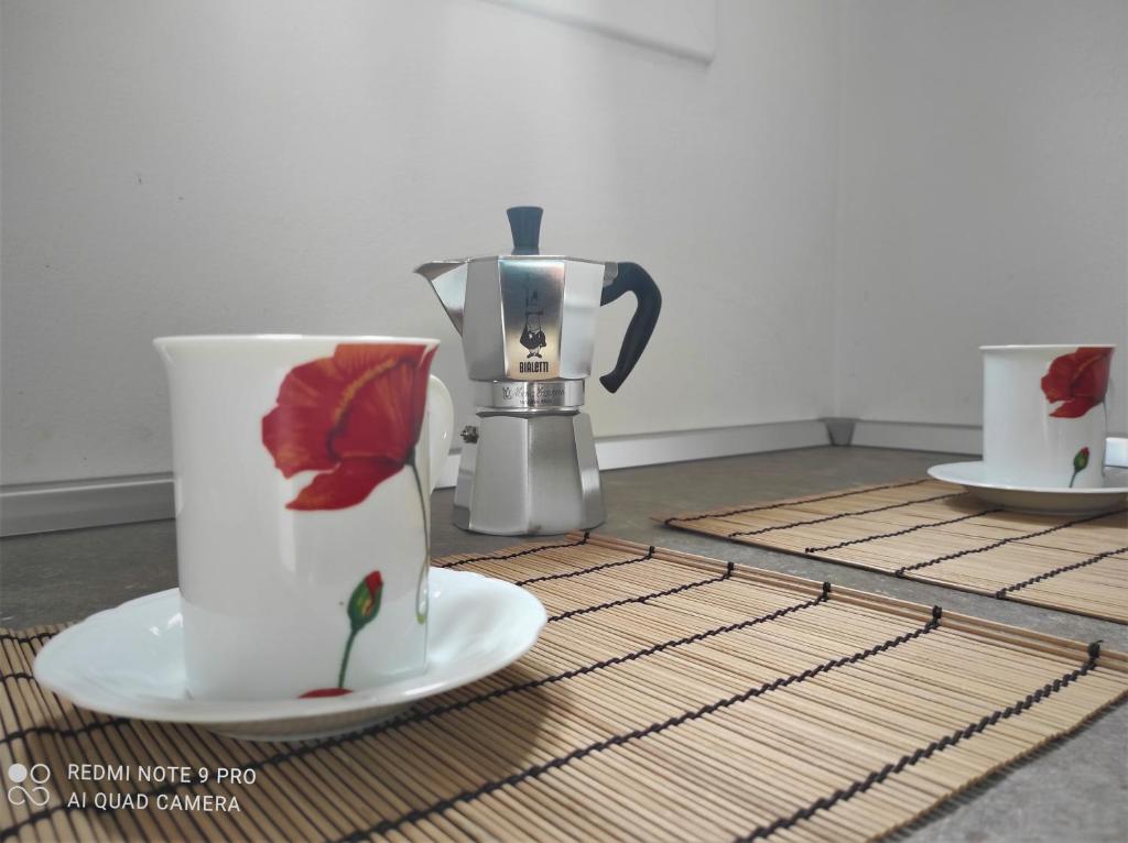 filiżankę kawy z kwiatem na stole w obiekcie ATTICO RUCELLAI CON TERRAZZA SUPER VISTA we Florencji