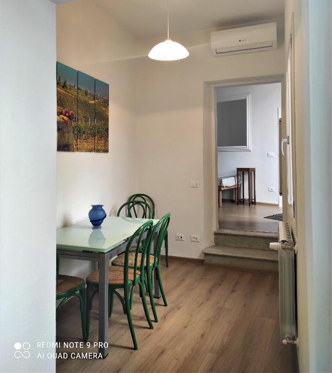 Zdjęcie z galerii obiektu ATTICO RUCELLAI CON TERRAZZA SUPER VISTA we Florencji