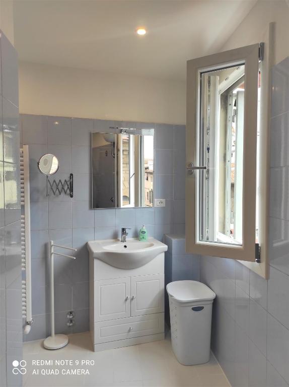 Łazienka w obiekcie ATTICO RUCELLAI CON TERRAZZA SUPER VISTA