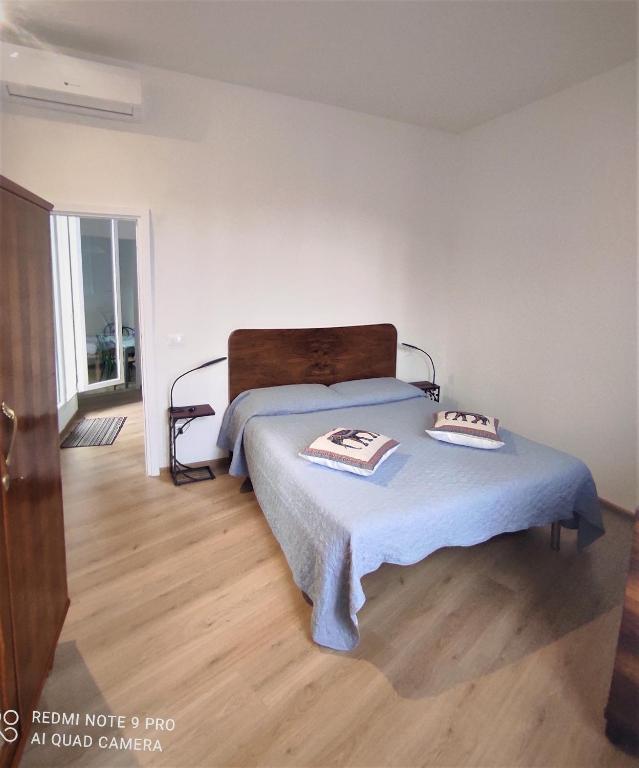 sypialnia z łóżkiem z niebieskim kocem w obiekcie ATTICO RUCELLAI CON TERRAZZA SUPER VISTA we Florencji