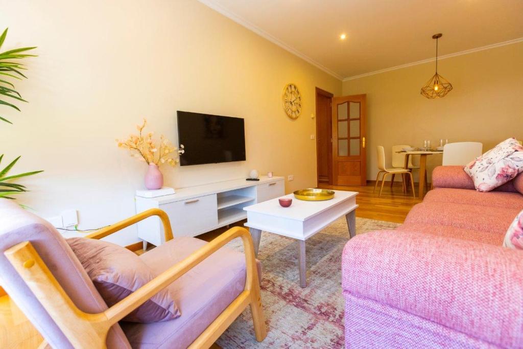 TV a/nebo společenská místnost v ubytování APARTAMENTOS RIAMAR 2