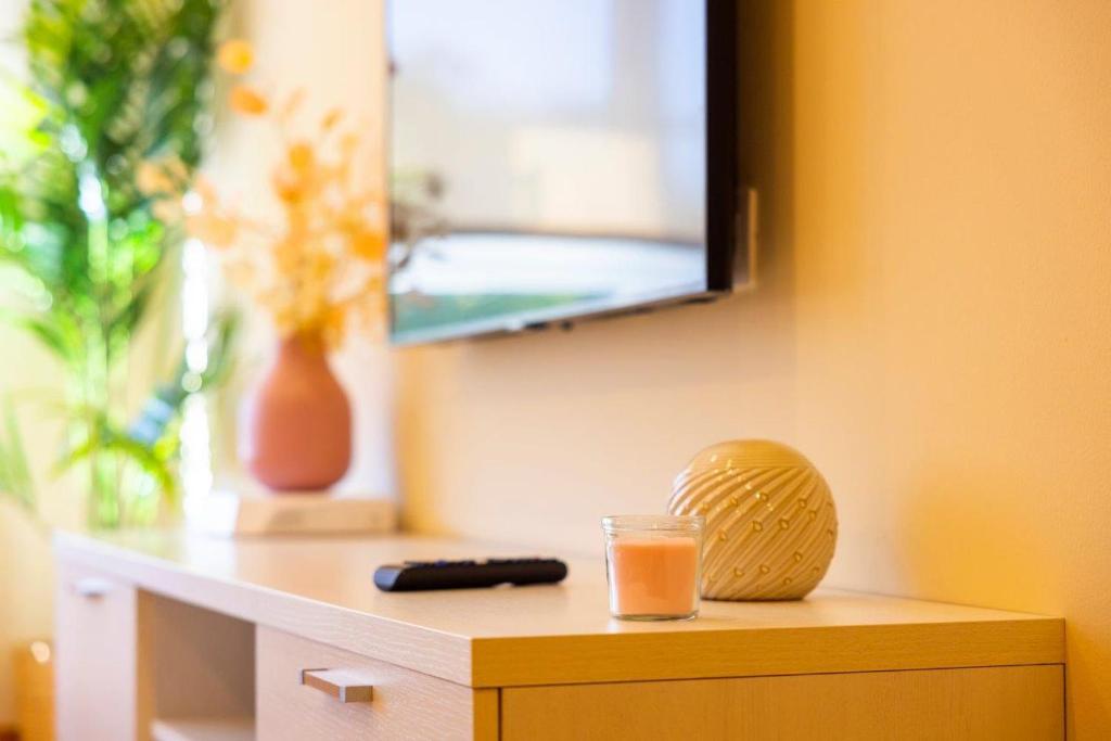 TV a/nebo společenská místnost v ubytování APARTAMENTOS RIAMAR 2