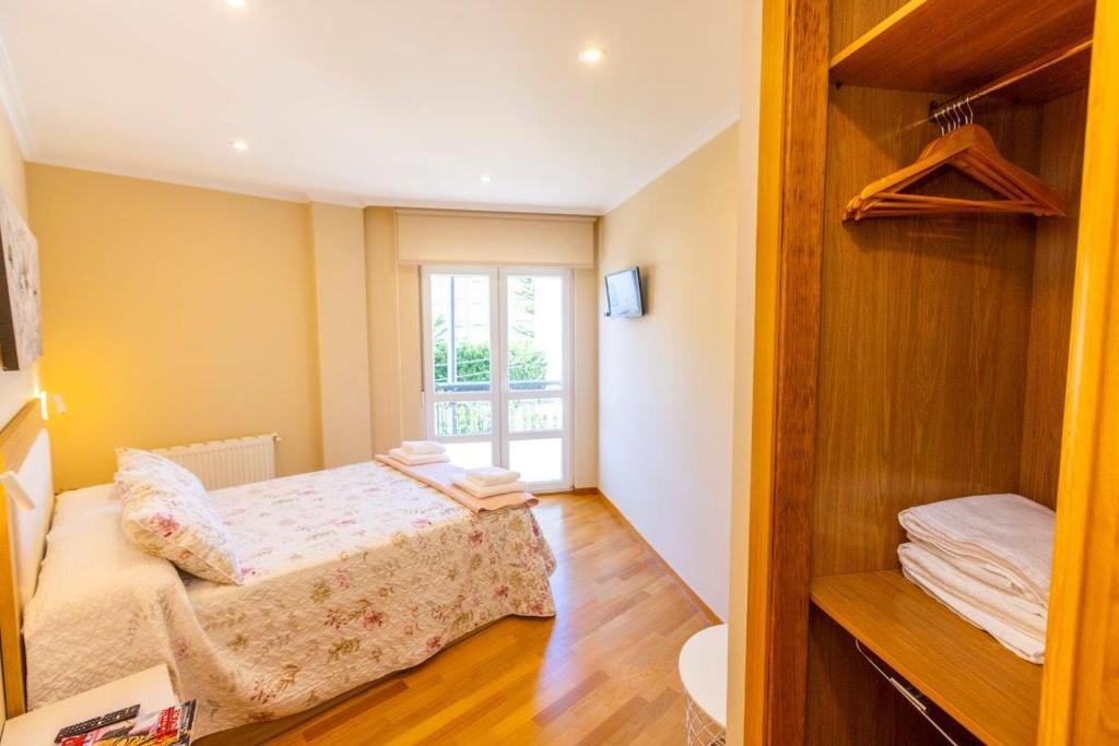 Postel nebo postele na pokoji v ubytování APARTAMENTOS RIAMAR 2