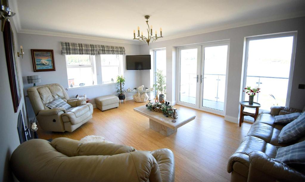 TV a/nebo společenská místnost v ubytování Heatherfield House B&B