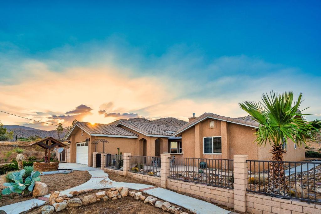 Villa The Pioneer in Pioneertown Hot Tub, Epic Views, CA