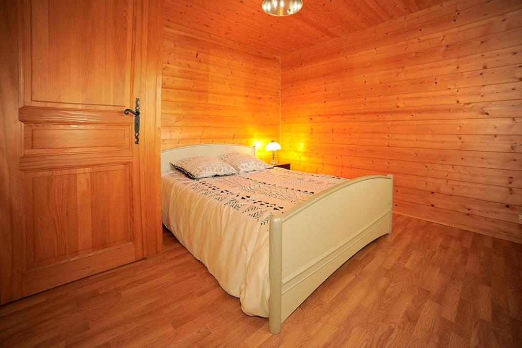 Postel nebo postele na pokoji v ubytování la cache des relles