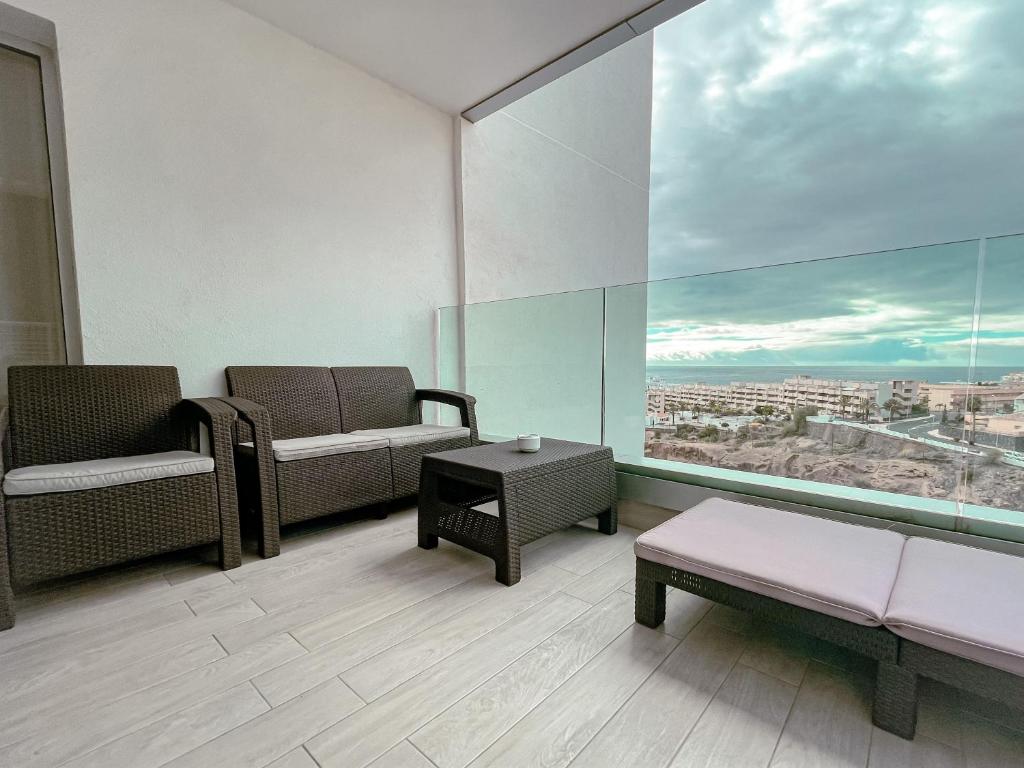 Posedenie v ubytovaní 3-Bed Flat, Ocean Garden, Heated Pool, Parking, PP207