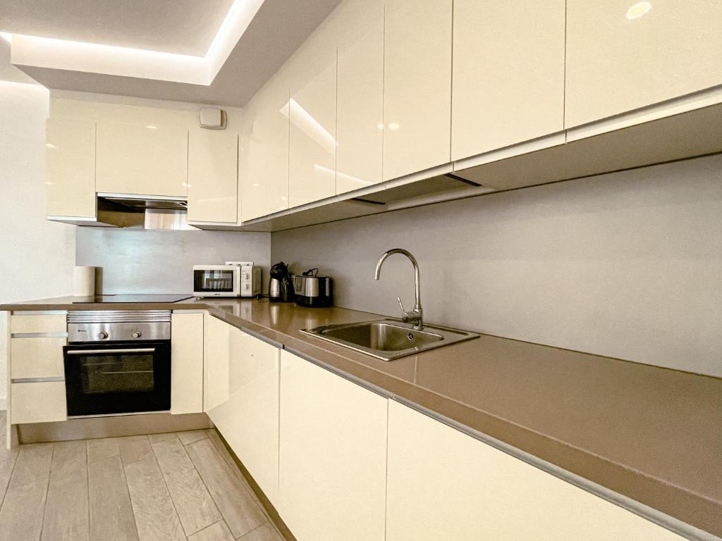 Kuchyňa alebo kuchynka v ubytovaní 3-Bed Flat, Ocean Garden, Heated Pool, Parking, PP207