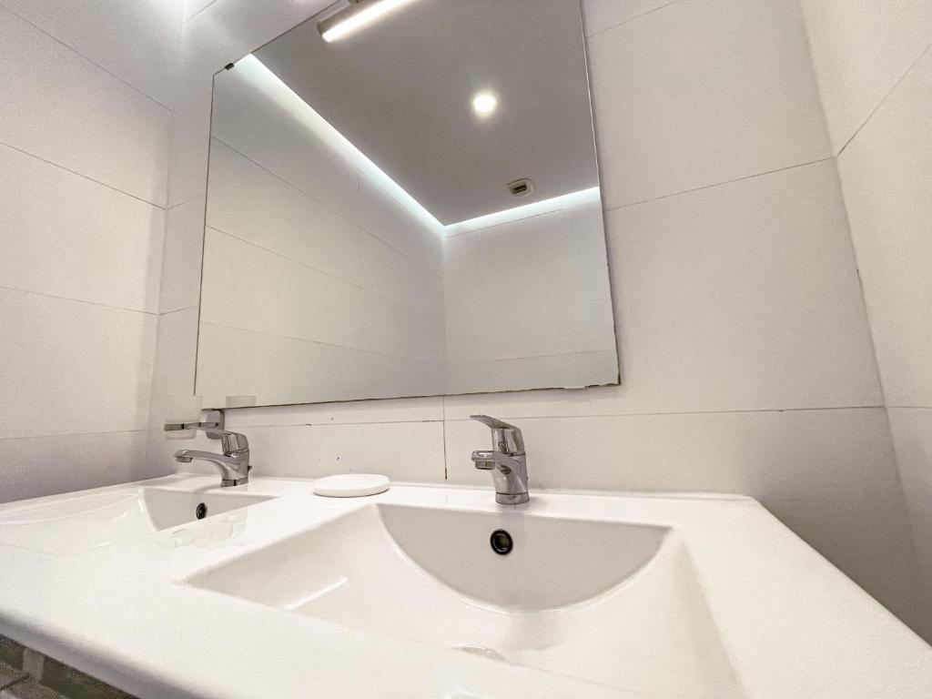 Kúpeľňa v ubytovaní 3-Bed Flat, Ocean Garden, Heated Pool, Parking, PP207