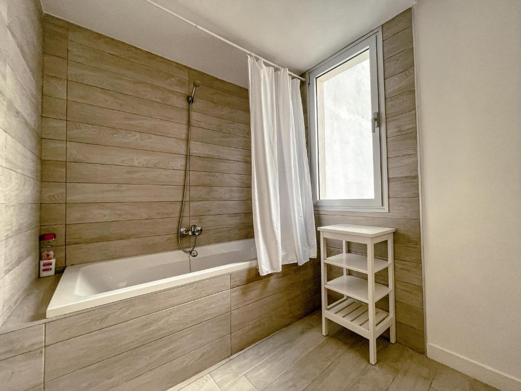 Kúpeľňa v ubytovaní 3-Bed Flat, Ocean Garden, Heated Pool, Parking, PP207
