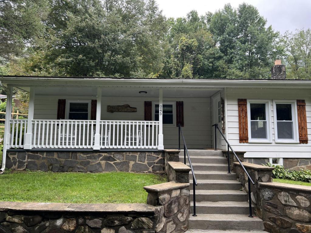 Maggie Mae Creekside Cottage Adorable Mountain Home Located Close to it all With a Hot Tub - Housity