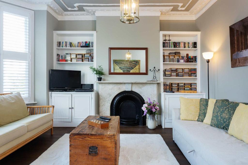 - un salon avec un canapé et une cheminée dans l'établissement Veeve - Embassy Elegance, à Londres