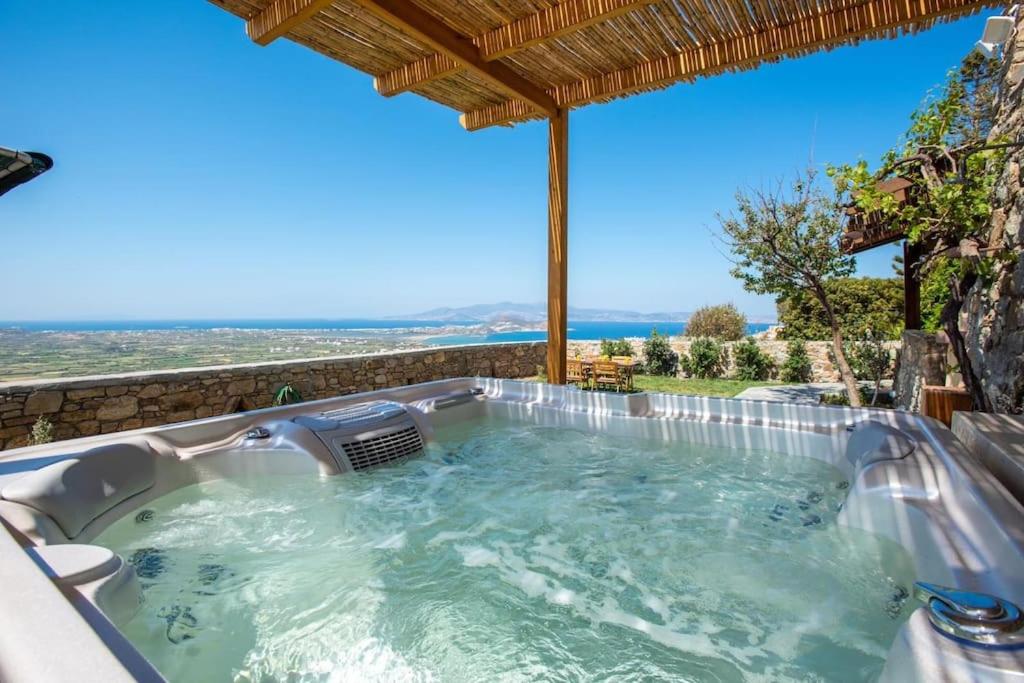 uma banheira de hidromassagem com vista para o oceano em Villa-7Days em Agkidia