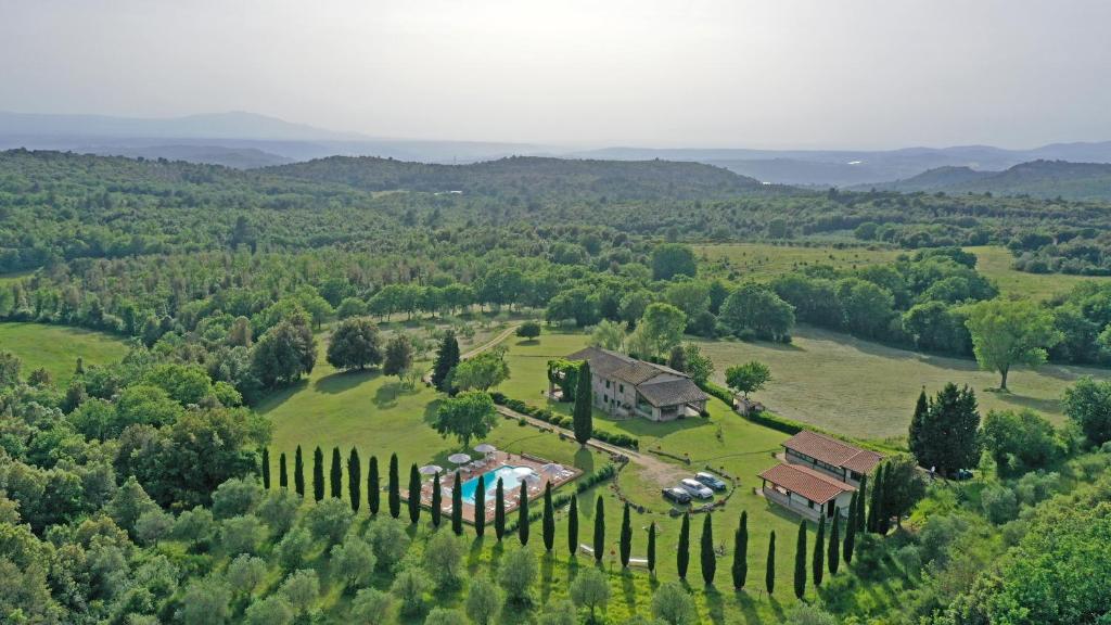 een luchtzicht op een huis in een veld met bomen bij CAMPO DELLE MARGHERITE in Villa Santa Maria
