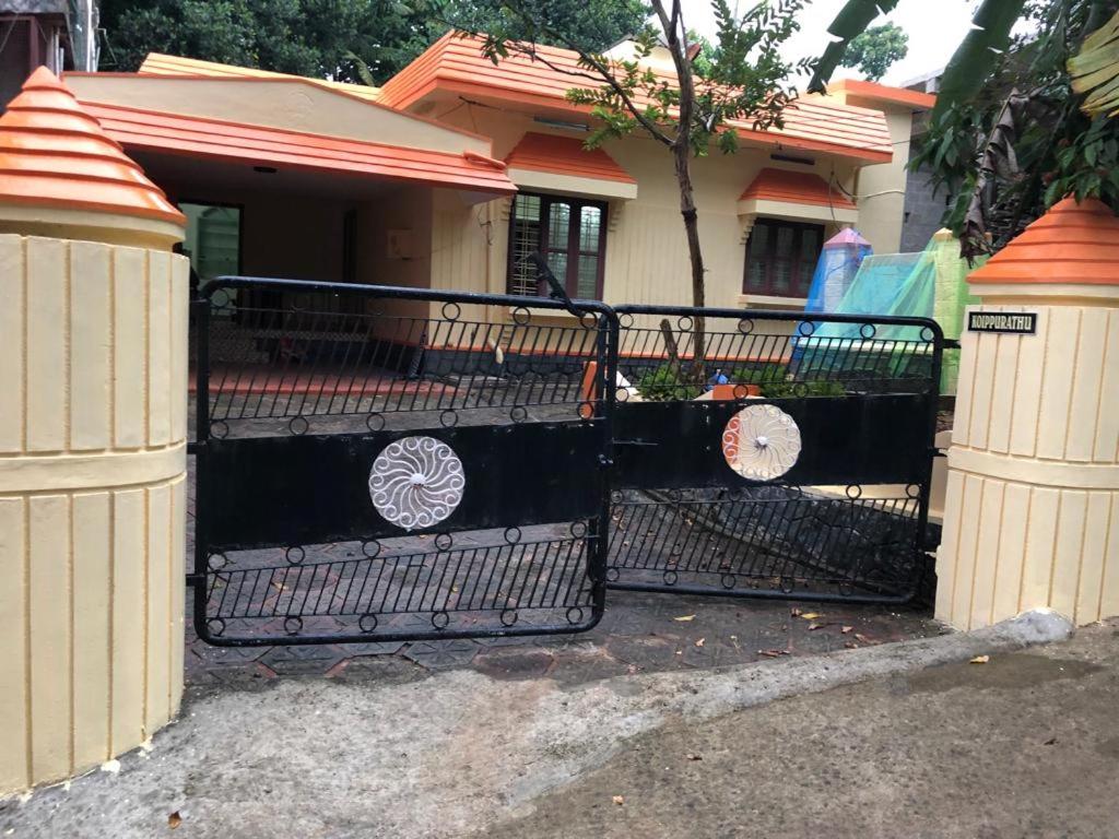 um portão preto em frente a uma casa em Konni Town Central House with AC rooms em Koni