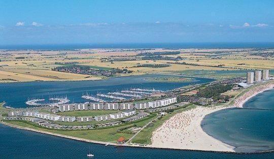 eine Luftansicht auf einen Strand mit einem Resort in der Unterkunft Homalux 1,5 Zimmer-Yachthafen / Südstrand in Burgtiefe auf Fehmarn 