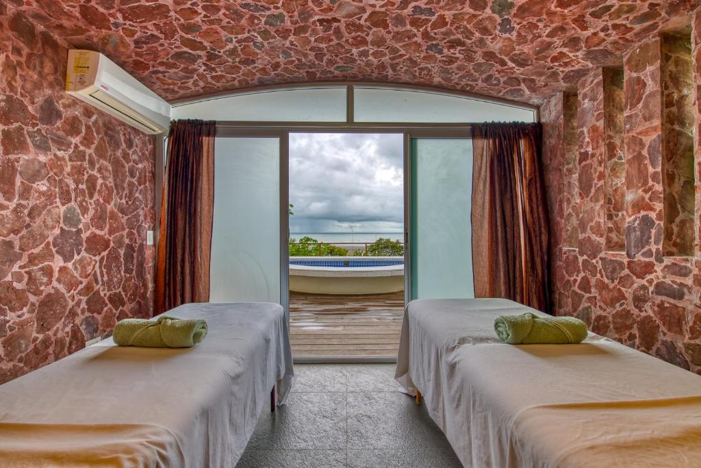 Postel nebo postele na pokoji v ubytování El Castillo Luxury Boutique Hotel-