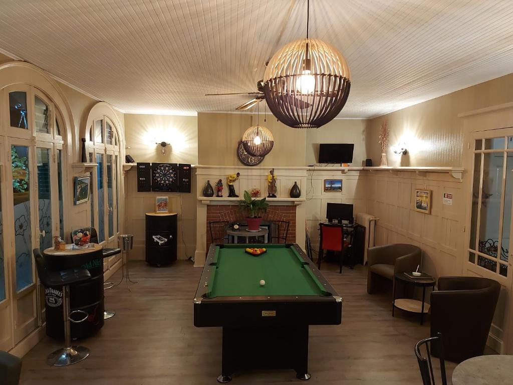 Biliár nebo kulečník v ubytování Hotel De La Paix