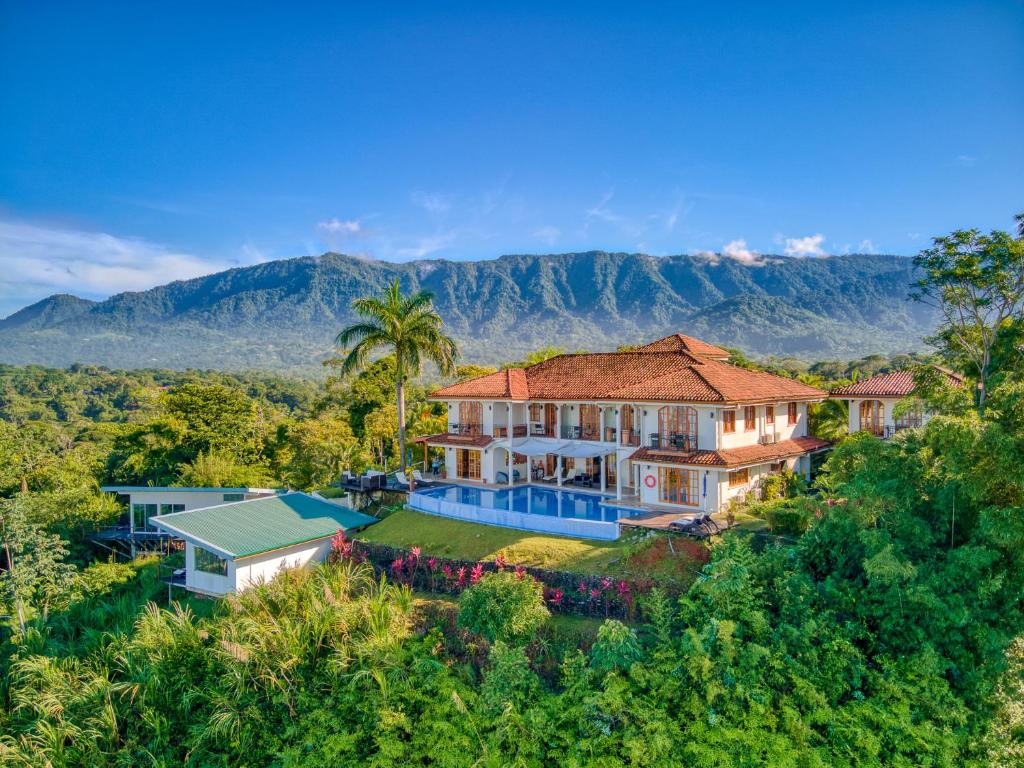 una vista aérea de una casa en la selva en El Castillo - Adults only en Ojochal