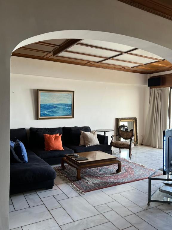 salon z kanapą i stolikiem kawowym w obiekcie Home House Rethymno w Retimnie