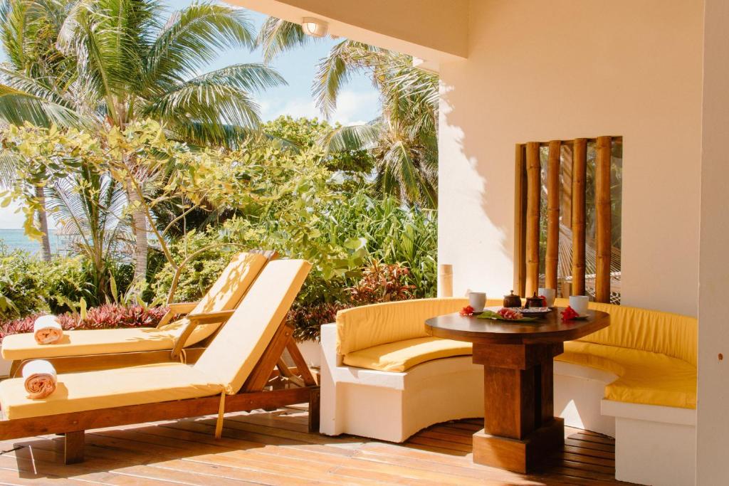 un patio con 2 sillones y una mesa en La Perla del Caribe - Villa Amber en San Pedro