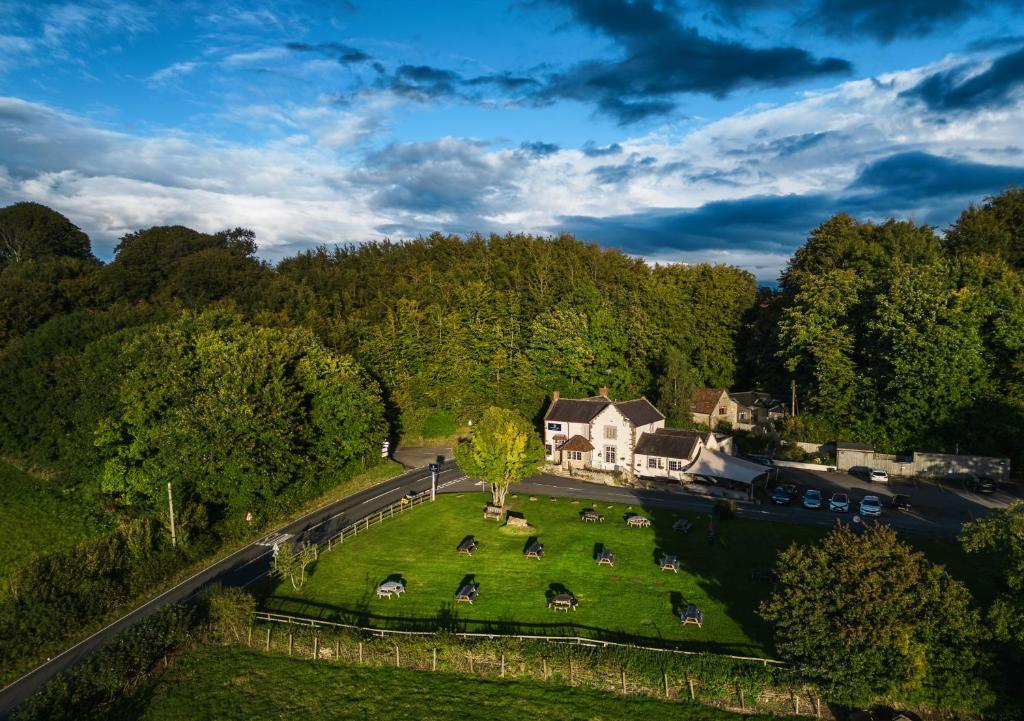 una vista aérea de una casa con un patio de césped en Winyard's Gap Inn, en South Perrott