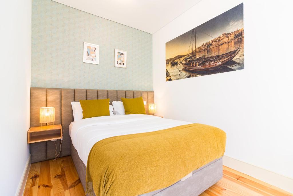 1 dormitorio con 1 cama grande y una pintura en la pared en Oporto Near Trindade Garden View en Oporto